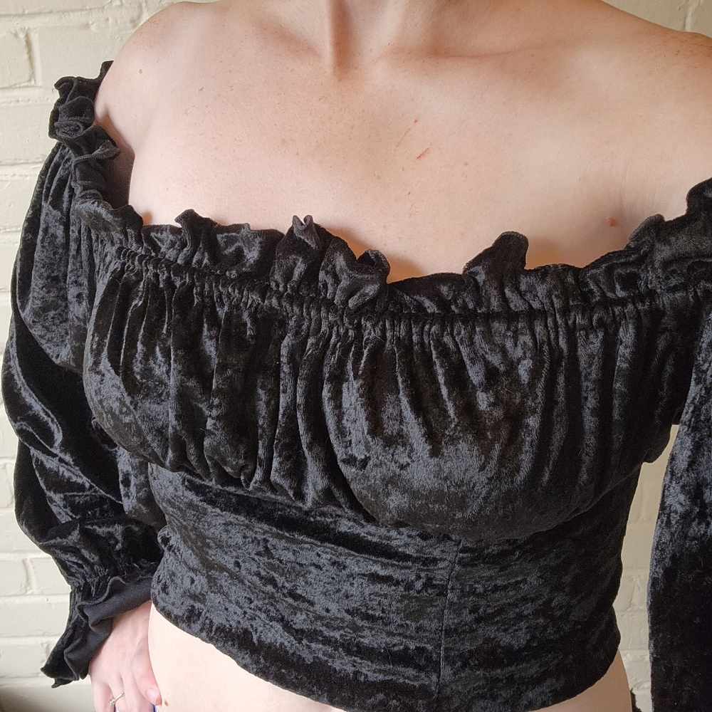 LeChâteau NWT Deadstock Black Velvet OffShoulder Puffy Bishop Sleeve Ruffled Top